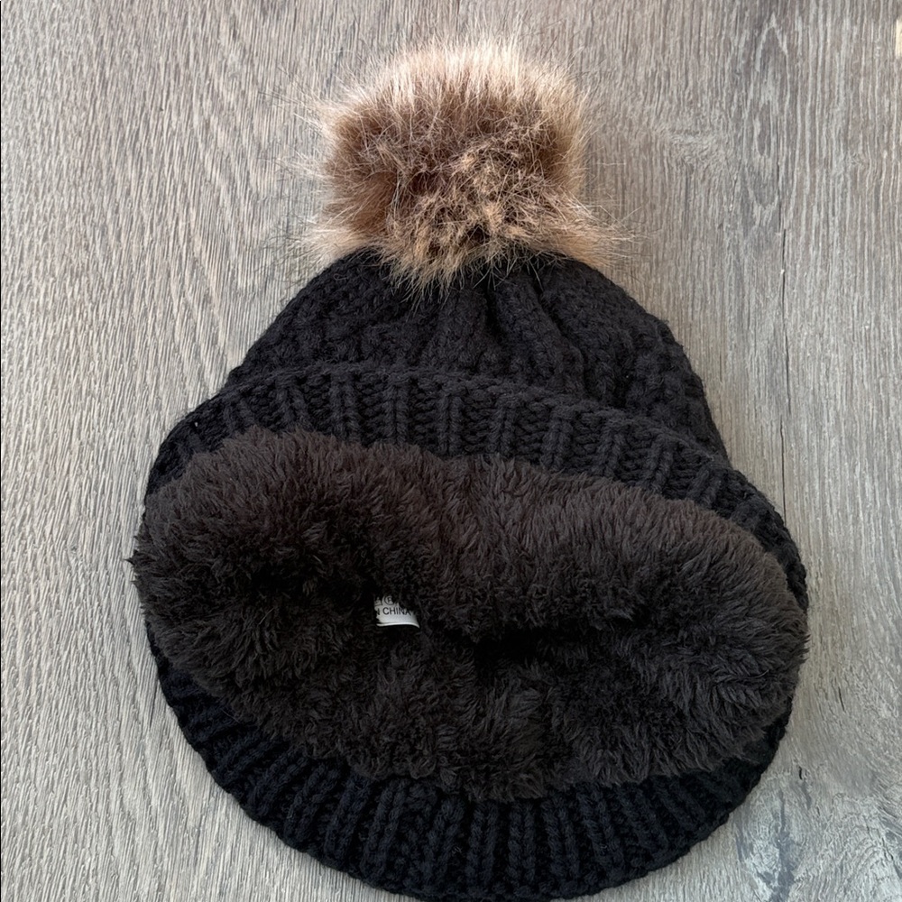 NWOT UGG Australia Black Cable Knit Fleece Lined Tan/Brown Faux Fur Pom Pom Hat - Picture 4 of 4
